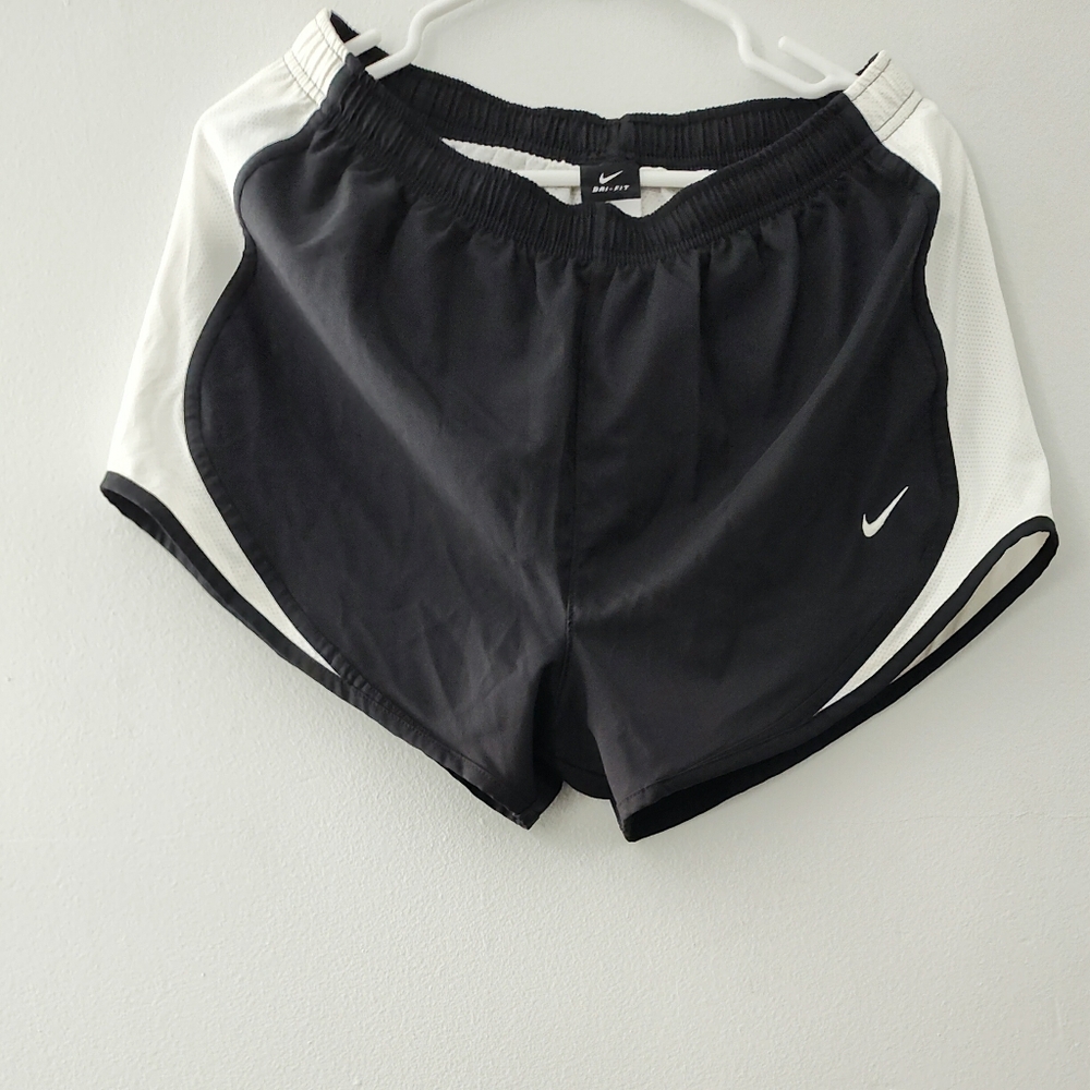 NIKE DRI-FIT SHORTS SIZE M